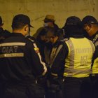 Jonathan Falcón (centro) fue visto por última vez en la  reconstrucción de los hechos.