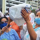Los maestros jubilados hicieron sonar las cacerolas para exigir el pago del incentivo jubilar.
