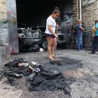 Tres carros   quedaron destruidos tras la explosión de una bomba en este taller.