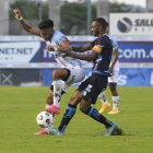 Luis Arce (d), capitán de Macará, aseguró estar avergonzado por lo que sucedió con el árbitro Álex Cajas.