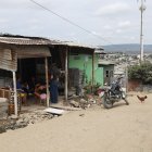 Los baleados conversaban en el exterior de este inmueble cuando llegaron los criminales. Sus familiares están aterrados.