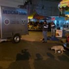 El cadáver de la mujer quedó en el piso, junto a unos juegos mecánicos.