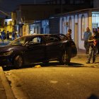 El carro en donde iba uno de los sospechosos se estrelló contra un poste de alumbrado público.