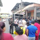 Agentes policiales encontraron el cuerpo del hombre en una escalera.