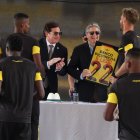 Javier Burrai, estrenando su arete, le entrega la camiseta de Barcelona al presidente Lasso.