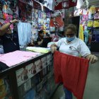 En una distribuidora de 6 de Marzo y 10 de Agosto venden enaguas de todos los colores.