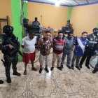 Los cinco bandidos iban a Venezuela y Colombia. Traían los billetes, les quitaban el tinte y luego plasmaban sobre estos los dolaritos. ¡Qué avezados!