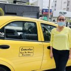 Fernanda lleva 10 años al volante de un taxi. No es la primera vez que entrega un objeto olvidado.