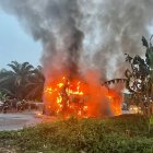 En la tragedia, tres jóvenes murieron y un transporte quedó en chatarra.