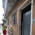 A la familia Gómez Bajaña le ‘volaron’ la puerta, tuvieron que colocar la refrigeradora para tapar el espacio.