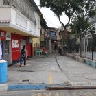 En este lugar estaba parada la víctima cuando fue atacada a tiros. Se encontraron 17 indicios balísticos.