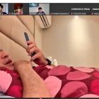 Esta vez no es por sus comentarios ni por pedir receso para ir a comer, sino por sesionar desde su cama.