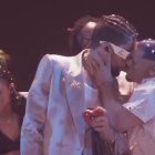 Viral. En redes sociales, el acto del puertorriqueño durante la canción 'Tití me preguntó' fue la sensación entre sus seguidores.