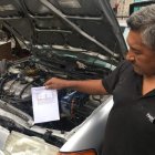 El maestro Rolando muestra la nota de recepción donde se detalla cómo llega el vehículo.