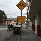 La señal de tránsito al revés está en las calles 16 y Capitán Nájera, al suroeste de Guayaquil.