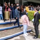 Viral. El joven le cayó con un ramo esperando que regrese con él.