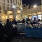 A este nivel es la oferta de comida en Souq Waqit. Ojo, aquí solo hay mujeres árabes atendiendo.