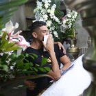 Leonardo Rodríguez besa la foto de su princesa, trata de ser el sostén de  Geovana.