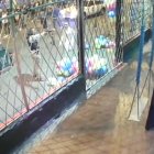 El uniformado amenazó con su arma al vigilante del bar y a otros ciudadanos.