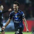 Lautaro Díaz de Independiente celebra un gol, en un partido de las semifinales de la Copa Sudamericana entre Independiente del Valle y Melgar en el estadio Rodrigo Paz.