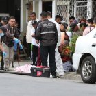 Víctor Chila (camiseta naranja) estaba desconsolado por la muerte de su hijo.