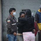Allegados de la víctima lloraban afuera de la tienda donde quedó el cuerpo.