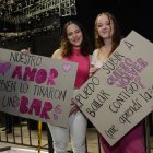 Isabella Banda y Ana Ponce llevaron carteles para que la artista los leyera. Ana quería que Tini la invitara a bailar con ella.