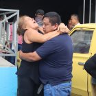 Parientes del fallecido no pudieron contener su llanto al ver su cuerpo en los exteriores de su vivienda.