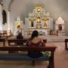 Según el sacerdote, solo recibe de cinco a seis personas en sus misas diarias.