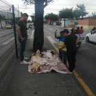 Las menores de edad estaban acostadas en el parterre. El  hombre sostenía el suero y la mujer el bolso con el dinero.