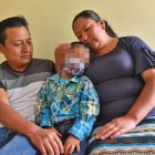 El pequeño Israel junto a sus padres; ellos hacen lo posible por darle todos los cuidados que requiere, pero su economía los limita.