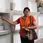 Yolanda López escondió la lápida de la tumba de su padre hasta comprar otra protección.