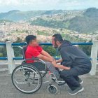 Ariel fue diagnosticado con Duchenne hace cinco años. Su padre ha hecho de todo para ‘comprarle’ más tiempo.