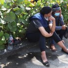 María Totoy (der.) llegó a Guayaquil para estar pendiente de la salud del tercero de sus hijos, Édgar Vinicio Saigua. Llora al saber que no se dio el milagro que esperaba.