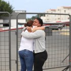 Susana Andrade recibe el consuelo de su pariente por la muerte de su hija.