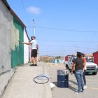 Policías y militares resguardan el trabajo del personal de empresas publicas. También están cortando la electricidad a los morosos.