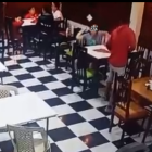 El intrépido hecho se suscitó cuando uno de los amigos de lo ajeno le arrebató un celular a quien sería la mamá del menor.