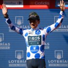 Richard Carapaz con el maillot de pepas azules como líder de la montaña de la Vuelta a España. Uno más a su colección.