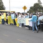 Decenas de pobladores y autoridades hicieron un plantón en contra de la deforestación.