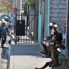 Empleados de CNEL llegaron con escaleras para cortar la luz a los que adeudan más de una planilla.