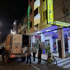 Cinco sujetos fuertemente armados amedrentaron al administrador del lugar de alojamiento, subieron a la habitación y descargaron una lluvia de balas sobre dos huéspedes.