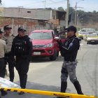 Un pistolero le descargó un disparo a la mujer, quien aceleró la marcha de la camioneta, pero la remataron.