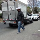 En muerto quedó tendido en la vereda, donde hay una huella de sangre.