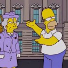 Homero Simpson con la reina Isabel II, en un capítulo de la divertida serie.