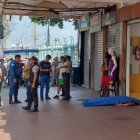 El cuerpo quedó tendido junto a un local de venta de jugos.