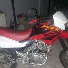 Una de las motocicletas decomisadas que forma parte de la investigación.