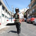 Manuel Lignia se viste con prendas militares y de policía para trabajar.