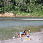 Los fines de semana suelen acudir familias a refrescarse en el río Blanco.