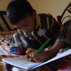 La poliomielitis le quitó la movilidad en los brazos. Eso no lo ha detenido, pues es un niño independiente y juguetón. Sueña con ser docente cuando sea grande.