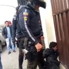 "¡Ay, ay, ay!" gritaba el sospechoso que era sostenido en el piso por varios agentes policiales.